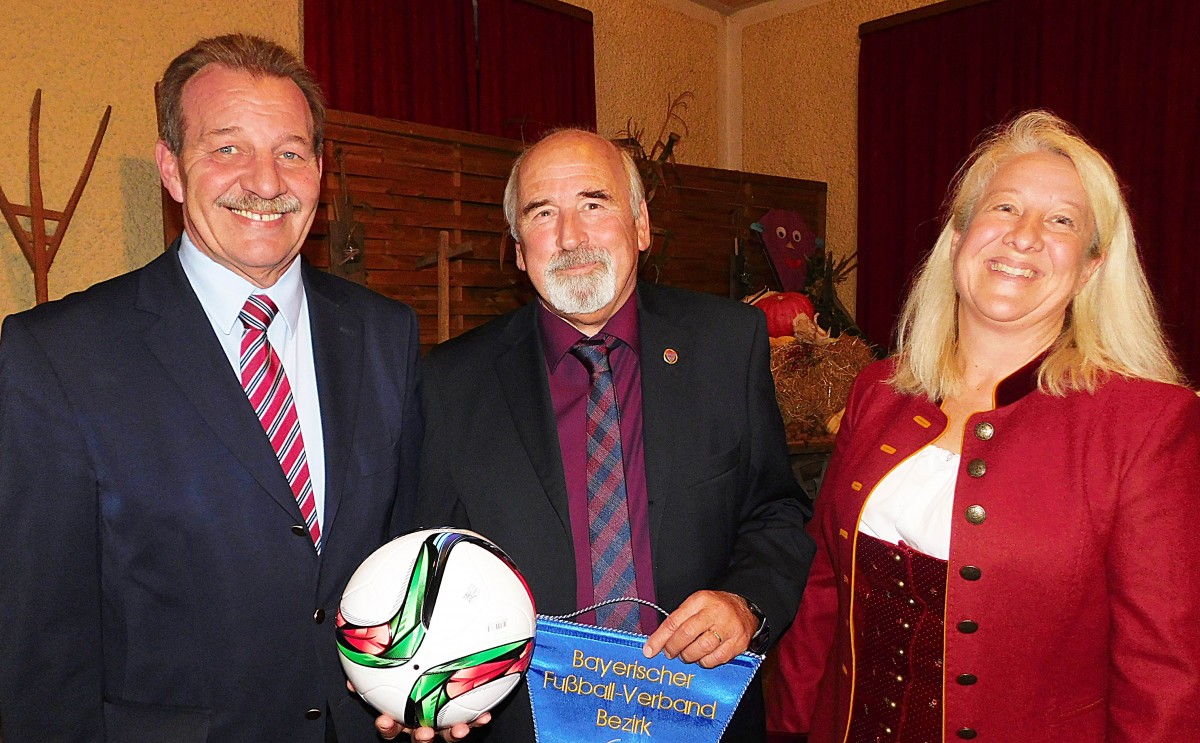 Gut gelaunt gratulierten Claudia Daxenberger vom Landessportverband und Bernd Schul vom Bayerischen Fußballverband (links) dem Jubelverein TSV Schnaitsee und dem Vorsitzenden Günter Verbega zum 90jährigen Vereinsbestehen.