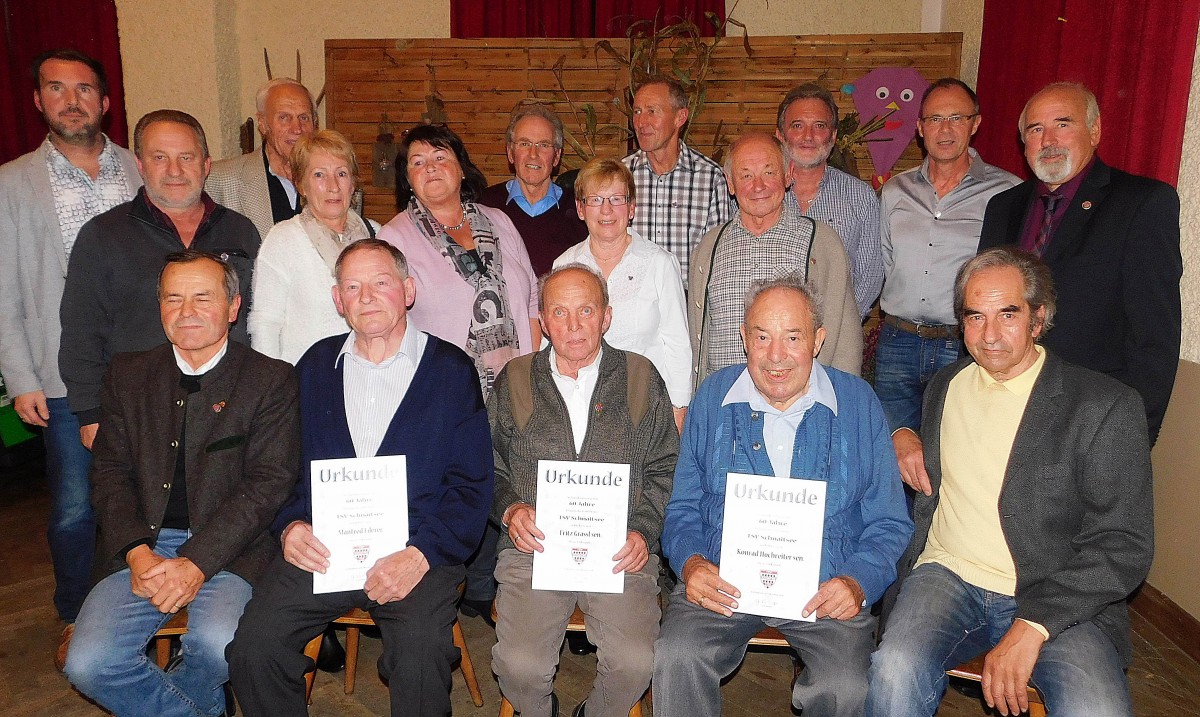 Für ihre langjährige Treue zum TSV wurden von den Vorsitzenden Udo Verbega (hinten links) und Günter Verbega (hinten rechts) Josef Gmeindl (hinten von links), Max Kaspar, Rosi Wasmeier, Henriette Verbega, Rudi Ziegler, Dr. Rosina Wäsle, Josef Graßl, Sepp Tell, Manfred Edlmann, Hans Ziegler, sowie vorne von links Josef Hungerhuber, Manfred Ederer, Fritz Graßl, Konrad Hochreiter und Ehrenvorsitzender Alfons Verbega ausgezeichnet.