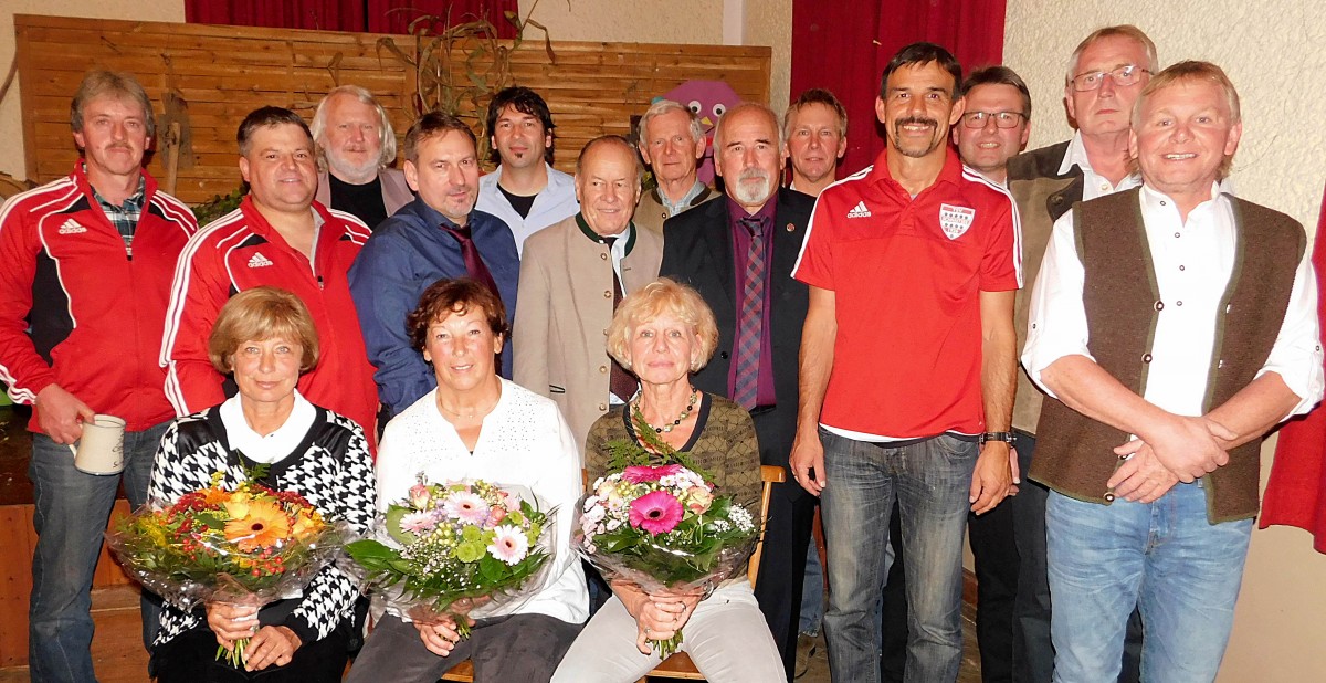 Das Ehrenamt garantiert die hohe Qualität der Vereinsarbeit: Dafür wurden Georg Schillmaier (hinten von links), Georg Edlmann, Josef Unterforsthuber, Roland Ederer, Manfred Heistracher, Rudolf Lee, Dr. Arnold Böhm, Günter Verbega, Bernhard Lamprecht, Hermann Hochreiter, Martin Oberbauer, Hans Wimmer, Peter Lamprecht, sowie vorne von links Annemarie Stein, Elisabeth Liebold und Anneliese Unterforsthuber mit dem Vereinskrug ausgezeichnet