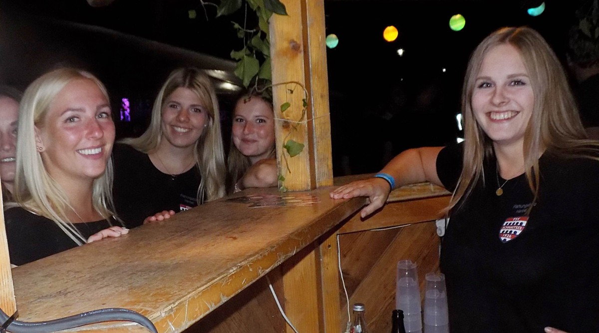 Attraktive TSV-Mädels sorgten sich an den Bars um das Wohl der Gäste.