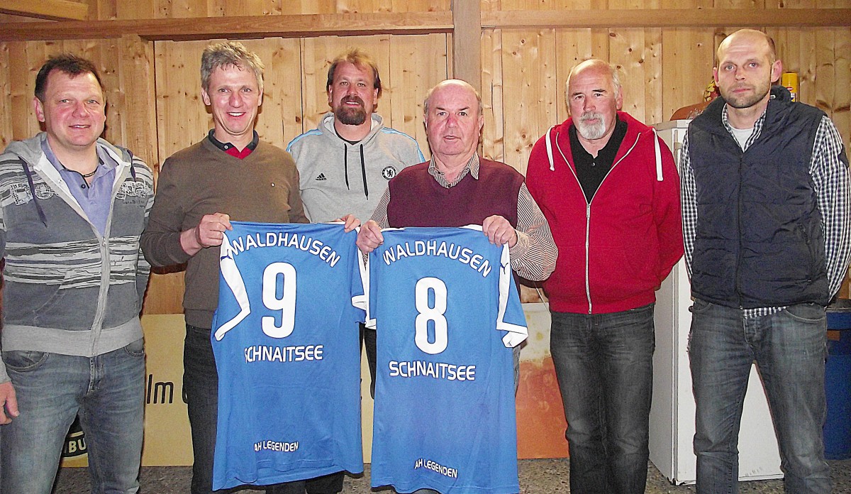Zur Erinnerung an einen denkwürdigen Abend stellten Manfred Edlmann (TSV, von links), Thomas Schmidinger, Klaus Seidl (SVW), Vitus Pichler, Günter Verbega (TSV) und Alex Rost (SVW)die neuen Trikots vor.