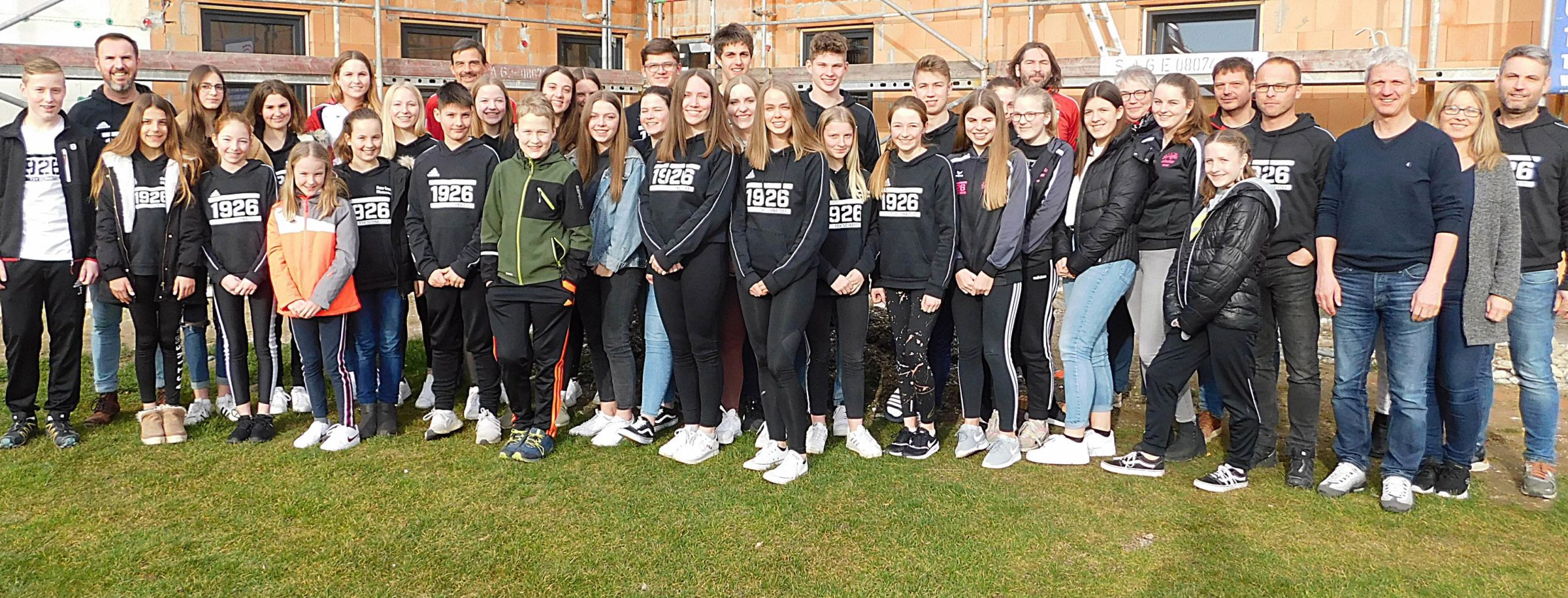 Die Jugendlichen des TSV Schnaitsee, bei dem auch die drei Kinder von Matthias aktiv sind, mit Jugendleiter Hans Fritz (hinten von rechts)mit Frau Sylvia, Bürgermeister Thomas Schmidinger, FA-Leiter Jürgen Edlmann, TSV-Vorsitzender Günther Edlmann, dritte Bürgermeisterin Anita Meisl, TSV-Vorsitzender Manfred Heistracher, Ehrenamtsbeauftragter Hermann Hochreiter und TSV-Vorsitzender Udo Verbega (links) unterstützten die Stammzellenspendenaktion großartig.