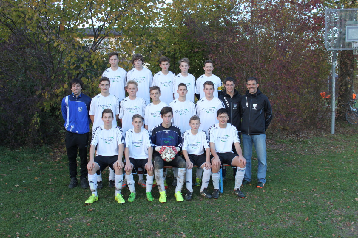 B2 vordere Reihe v.l.n.r.: Daniel Randlinger, Fabian Müller, Noah Weise, Thomas Oberbauer, Jannik Pointl mittlere Reihe v.l.n.r.: Trainer Martin Lochner, Quirin Furtner, Michael Huber, Fabian Pott, Nico Mitter, Fabian Lepschy, Trainer Benedict Nachbar und Trainer Hermann Hochreiter hintere Reihe v.l.n.r.: Julian Copeland, Maxi Schuhbeck, Berni Jäger, Xaver Beckmann, Hermann Hochreiter Es fehlen: Hannes Graßl und Jan Klaffl