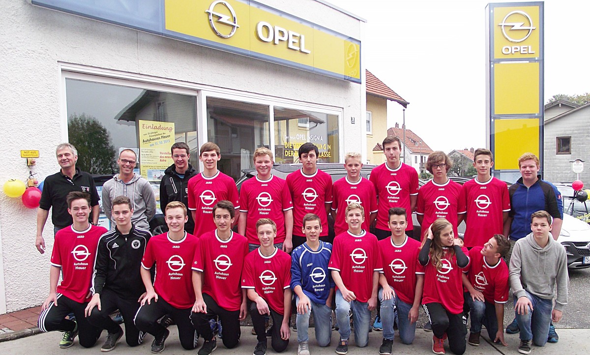 Sehr gut ist heuer das Firmenjubiläum im Autohaus Hauer verlaufen. Daraufhin spendete Inhaber Meinrad Reiter (hinten von links) einen kompletten Satz Dressen an die B-Jugend-Spielgemeinschaft Schnaitsee-Waldhausen-Grünthal. Jugendleiter Jürgen Edlmann und Trainer Benedikt Nachbar dankten.