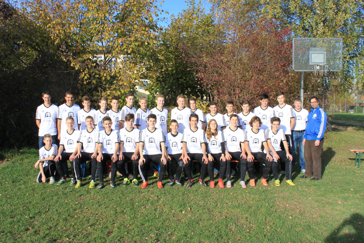 Zusammen mit dem Sponsor der neuen Aufwärmtrikots vordere Reihe v.l.n.r.: Fabian Müller, Michael Blank, Ludwig Zeiser, Christoph Hütter, Noah Weise, Shendrit Fazlija, Georg Ortner, Lukas Dörringer, Laura Schatzeder, Benni Irl, Konstantin Deibl, Thomas Hopf hintere Reihe v.l.n.r.: Trainer Benedict Nachbar und Hermann Hochreiter, Berni Jäger, Xaver Beckmann, Martin Losert, Quirin Furtner, Michael Huber, Florian Zimmermann, Hanse Mittermayr, Fabian Lepschy, Hermann Hochreiter, Fabian Pott, Daniel Randlinger, Jannik Pointl, Fabian Wagner, B-Jugend Koordinator Georg Zeiser, Edmund Ernst vom Sponsor Baderbräu