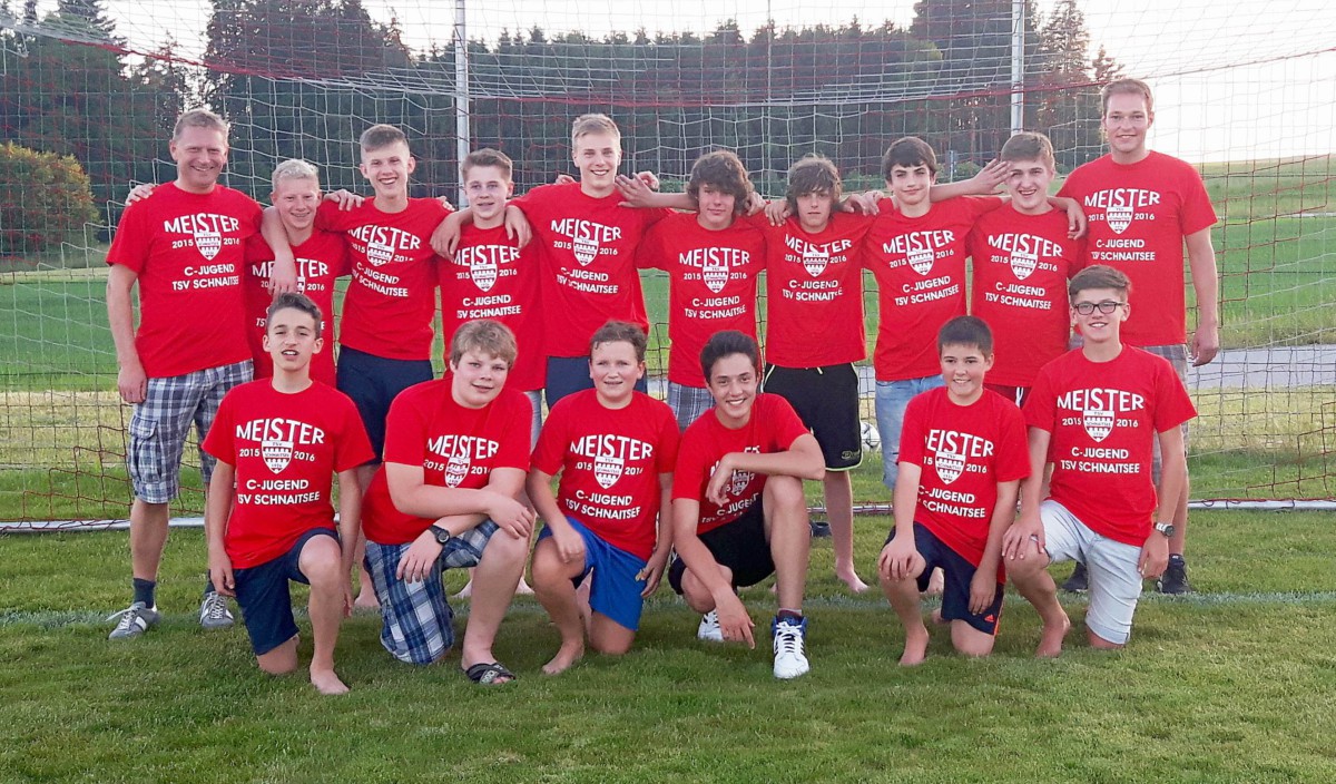Nach dem letzten Spiel bekamen die C-Junioren-Meisterspieler ihr Meister-Shirt überreicht und präsentierten sich mit ihren Trainern Roland Wastlhuber (links) und Sebastian reinthaler zum Meisterfoto.
