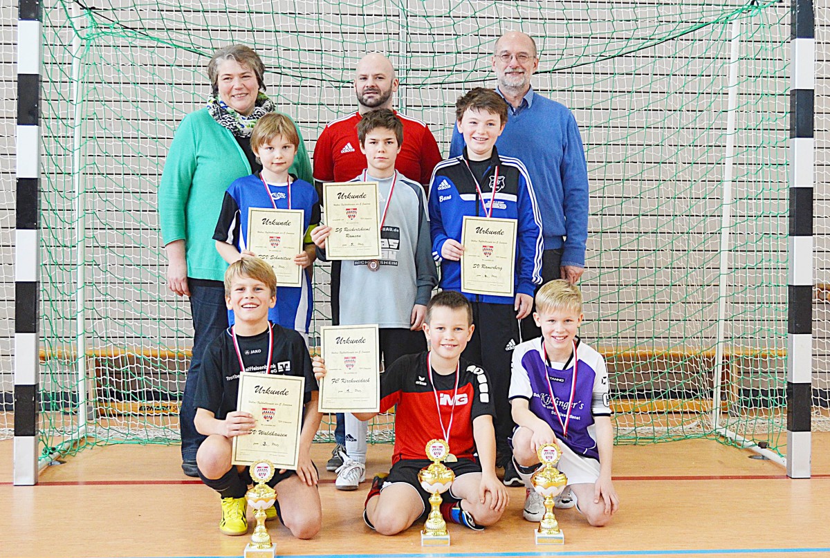 Dritte Bürgermeisterin Anita Meisl, Jugendleiter Klaus Pichler und Sponsor Walter Herbst (von links) nach der Siegerehrung mit den Spielführern der E-Junioren-Teams.