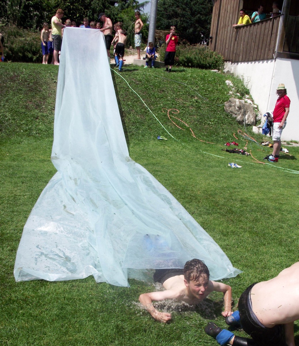 Großes Lob für die originelle Wasserrutsche bekam das Team des TSV. Zwischen den Spielen schnell ins kühle Nass und mit Tempo auf den Sportplatz zurück – welch toller Spaß.