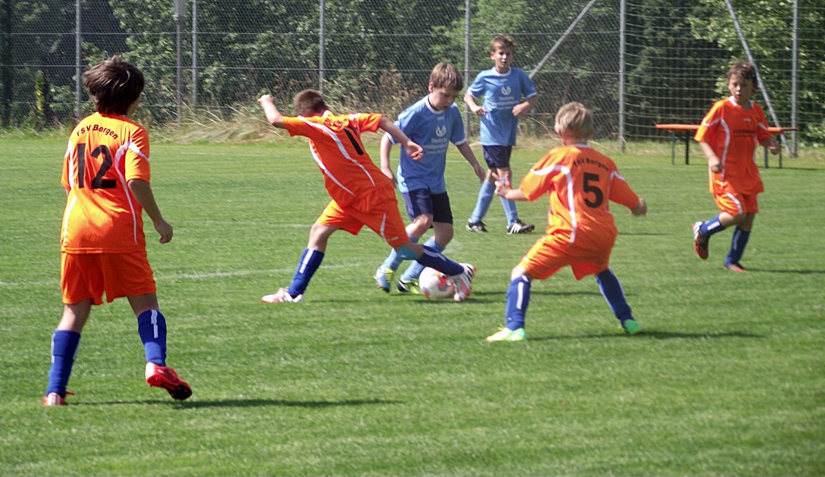 Rassige Zweikämpfe und Duelle um den Ball zeigten die Spieler beim Meisterturnier der E-Junioren in Schnaitsee