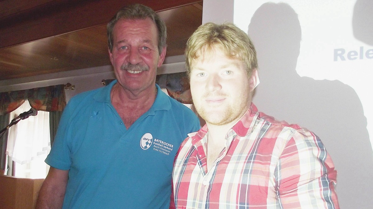 Kreisspielleiter Bernd Schulz (links) ehrte den TSV Schnaitsee für die Integrationsarbeit mit Flüchtlingen und überreichte an Fußball-Abteilungsleiter Dominik Schuhbeck den Unterstützerscheck der Egidius-Braun-Stiftung: