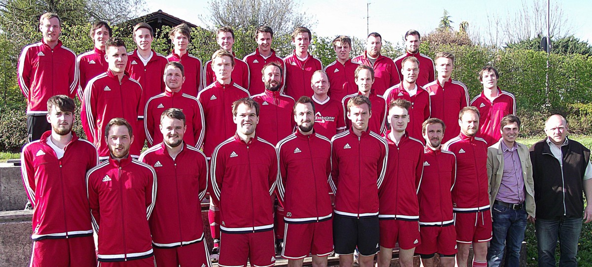 Die beiden Schnaitseer Fußball-Herrenteams mit Abteilungsleiter Fritz Graßl (vorne von rechts) und Sponsor Georg Scherer