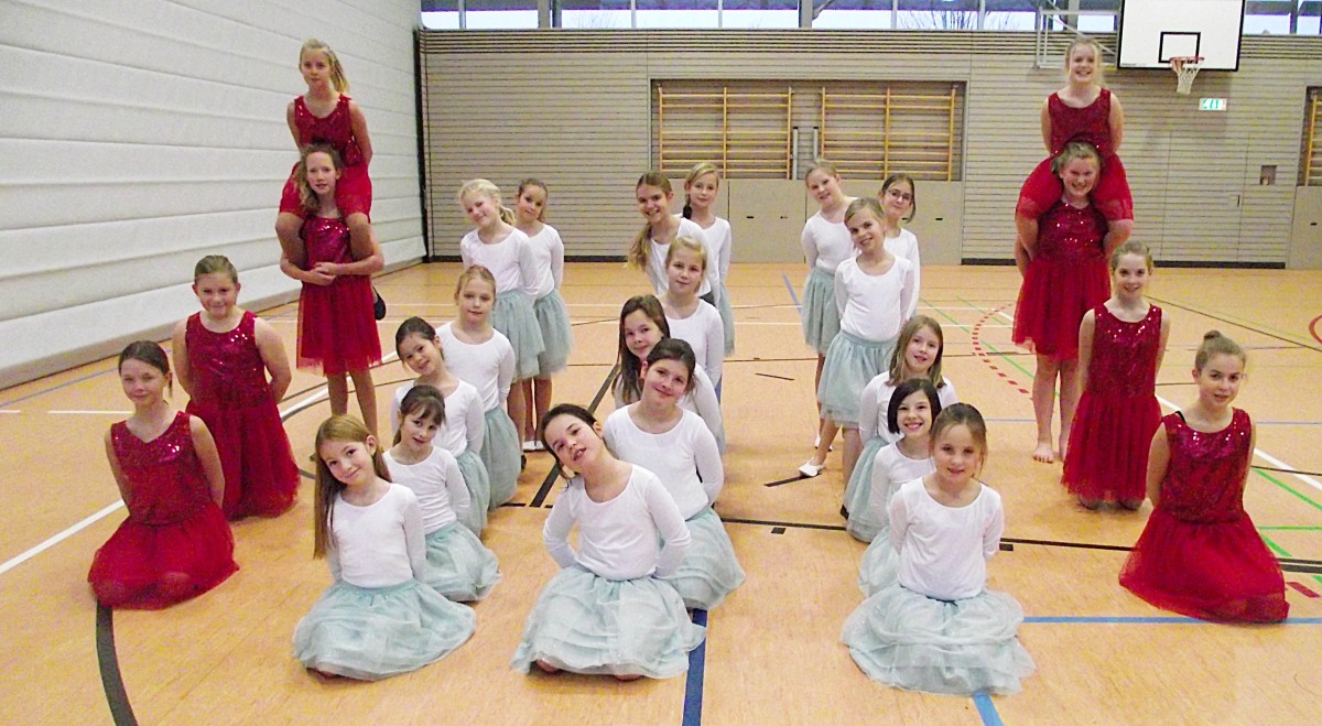 Die „Starlights-Kids ganz in weiß und die Starlight-Teenies ganz in rot tanzen im Fasching 2016 wie Feuer und Eis über die Tanzflächen.