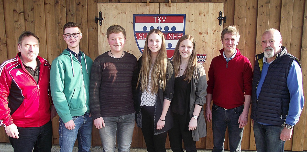 Nach den Neuwahlen stellten sich Jugendleiter Roland Ederer (von links), der jetzige und der neue Jugendsprecher Johannes Lamprecht und Hansi Mittermayr, die neue und die bisherige Jugendsprecherin Anna-Lena und Verena Lamprecht, Bürgermeister Thomas Schmidinger und TSV-Vorsitzender Günter Verbega.