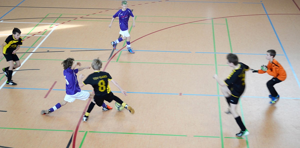 Rasante Spielszenen bekamen die vielen Zuschauer in der Schnaitseer Turnhalle zu sehen. Hier versuchen die D-Junioren Raphael Dörringer (am Ball) und Lukas Wastlhuber (hinten) vom TSV Schnaitsee ein Tor gegen den TSV Gars zu erzielen