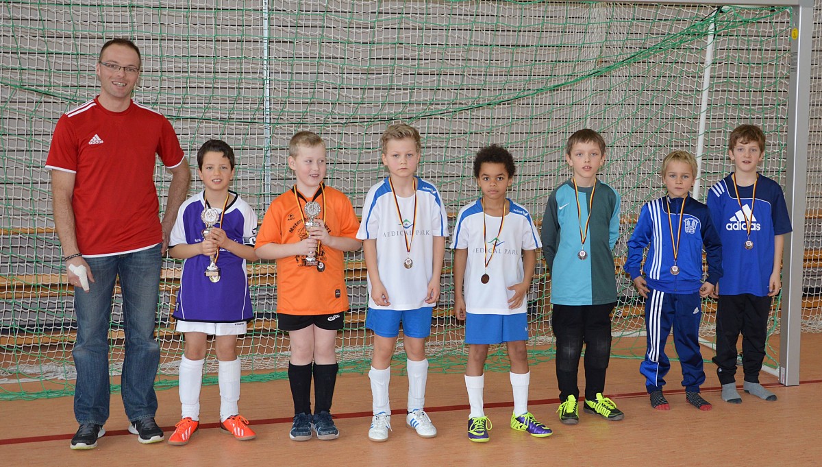 Viel Zuschauer fieberten mit den F-Junioren mit. Nach der Siegerehrung stellten sich die Spielführer mit TSV-Jugendleiter Jürgen Edlmann zum Erinnerungsfoto an das tolle Turnier