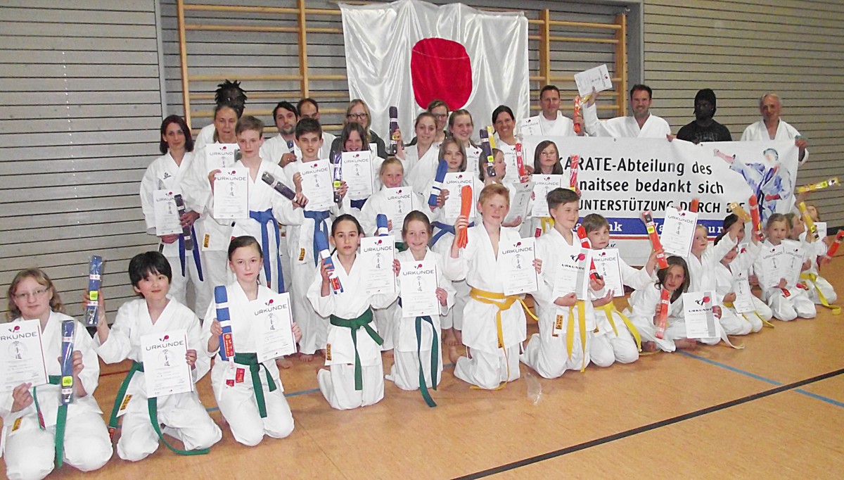 Nach der Überreichung der Urkunden stellten sich alle erfolgreichen Prüfungsteilnehmer zum Gruppenfoto mit Abteilungschef und Trainer Richard Schalch (hinten rechts).