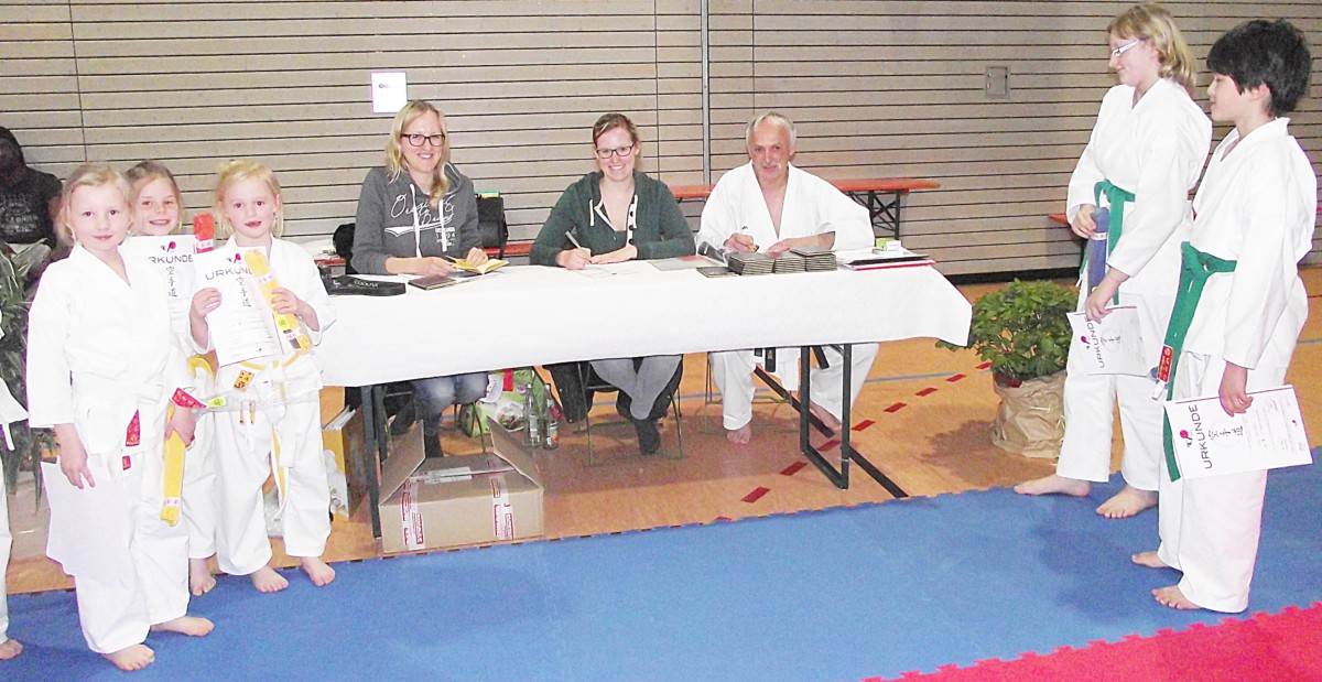 Am Richtertisch fungierten Anna-Maria (von links) und Katharina Scheitzeneder als Schreiberinnen und Richard Schalch als Schiedsrichter, der die Gürtelprüfungen abnahm.