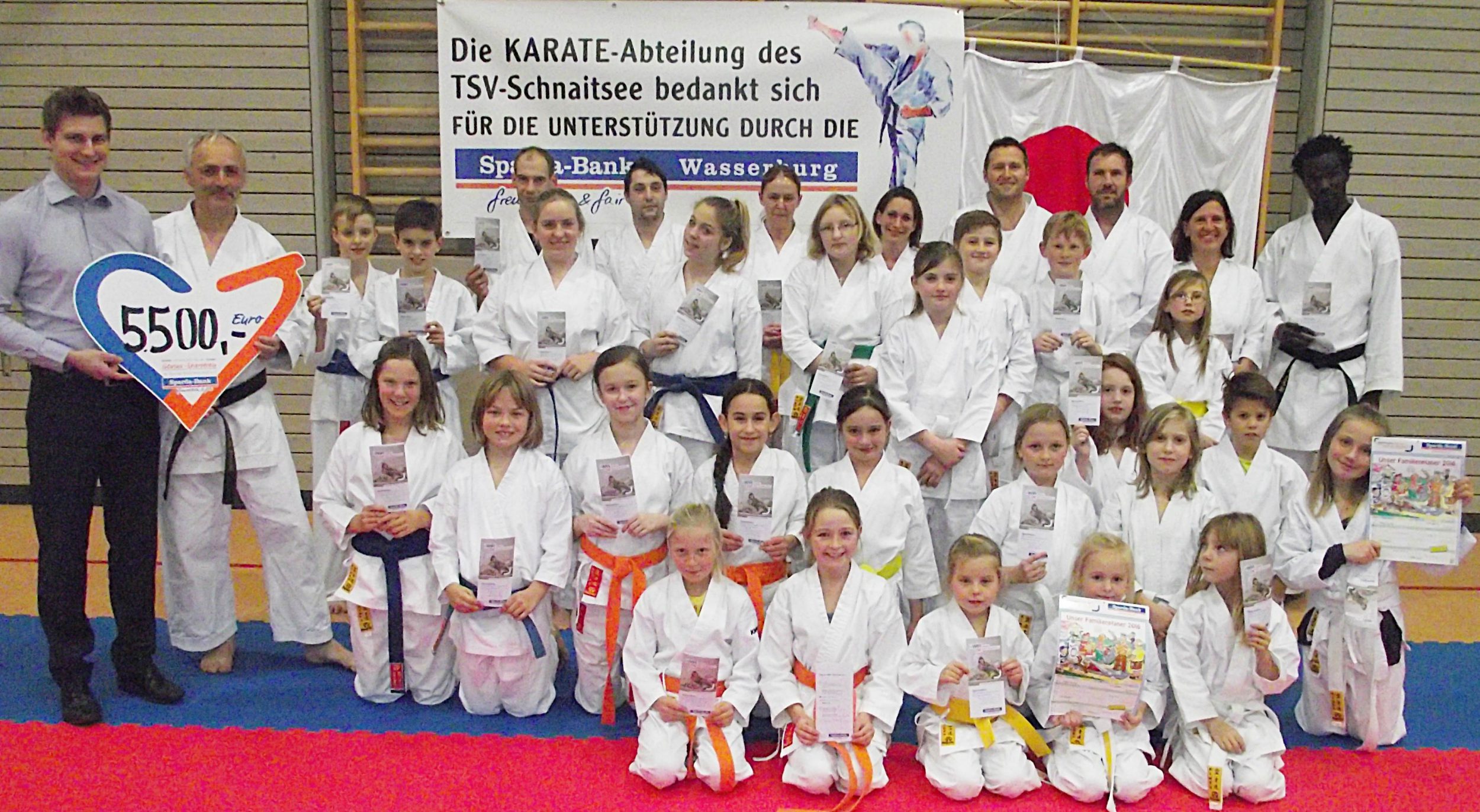 Unser Foto zeigt viele Karatesportler des TSV Schnaitsee zusammen mit dem Spender Michael Kierner von der Spardabank (hinten links) und ihren Trainer Richard Schalch (rechts daneben).
