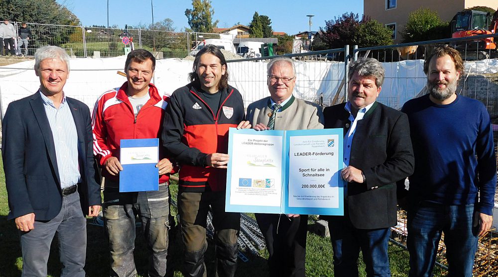 Bürgermeister Thomas Schmidinger (von links) und den TSV-Vorsitzenden Günter Edlmann und Manfred Heistracher bei der Übergabe des Förderbescheids von LEADER