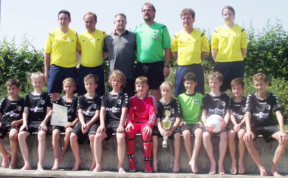 Der SV Wacker Burghausen wurde der Champion der E-Junioren im kreis Inn/Salzach. Die präsentieren sich zusammen mit ihrem Trainer Werner Emberger (dritter von links) und den Schiedsrichtern Richard Koller (von links), Robert Göhrs, Klaus Seidl, Bernhard Hellmich und Franziska Auberger