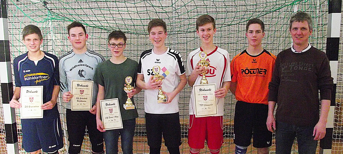 Bei den C-Junioren übernahm Schnaitsees Bürgermeister Thomas Schmidinger die Siegerehrung. Zusammen mit allen Spielführern stellt er sich zum Gruppenfoto