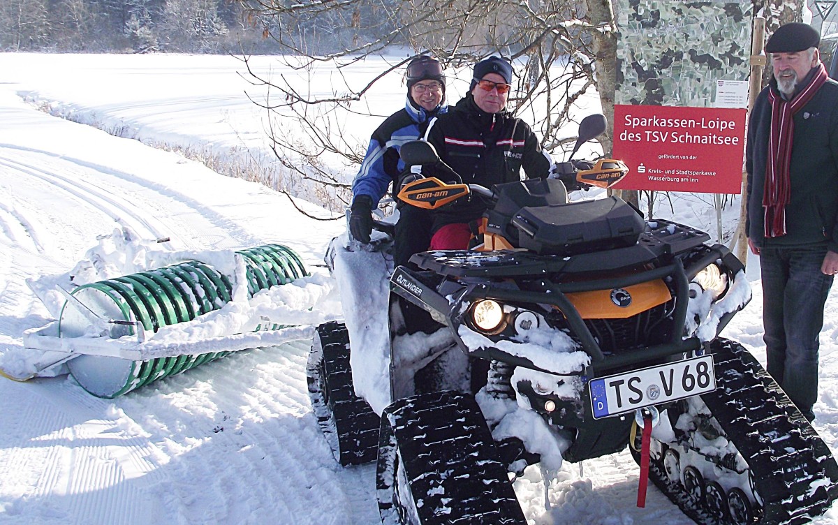 Das neue Spurgespann mit dem Quad und dem Spurgerät beim Einsatz an der Zufahrt zum Weitsee. Von links Stefan Reinthaler, Karl Hopf und TSV-Vorsitzender Günter Verbega.