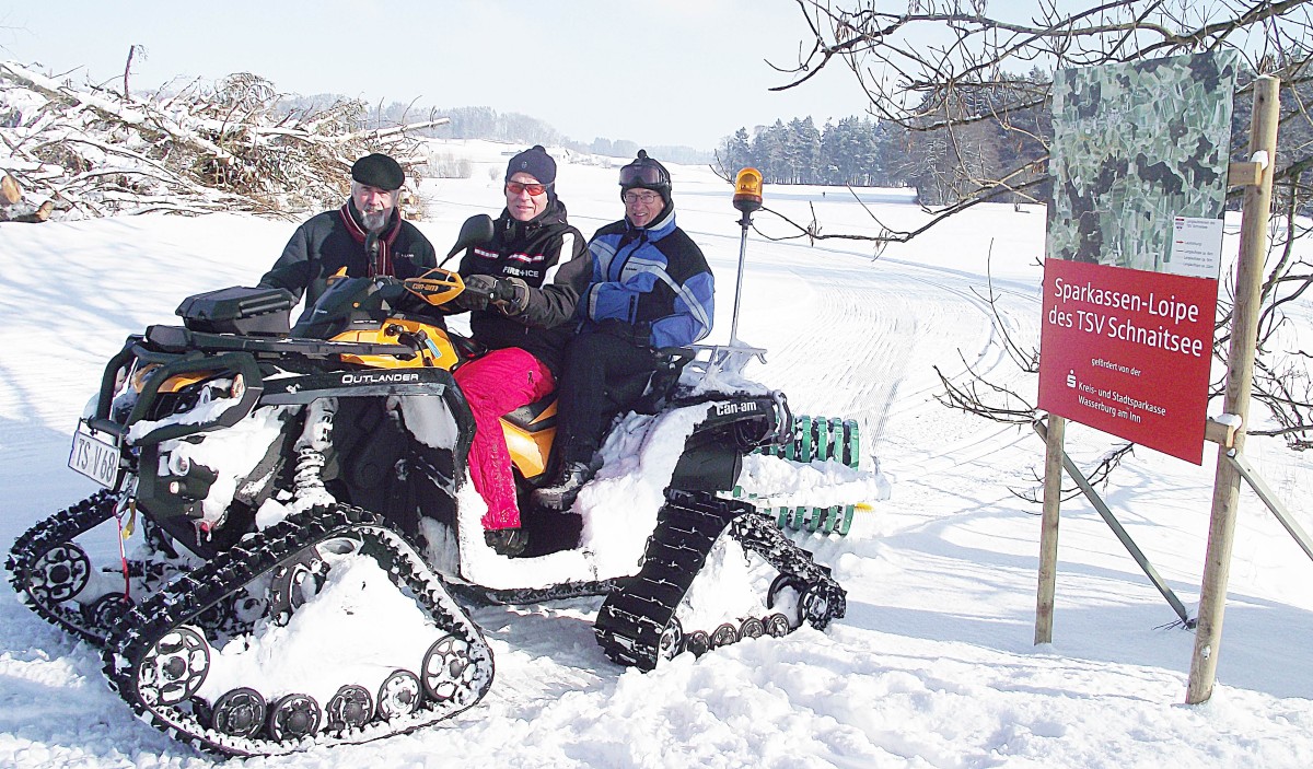 Das neue Spurgespann mit dem Quad und dem Spurgerät beim Einsatz an der Zufahrt zum Weitsee. Von links TSV-Vorsitzender Günter Verbega, Karl Hopf und Stefan Reinthaler