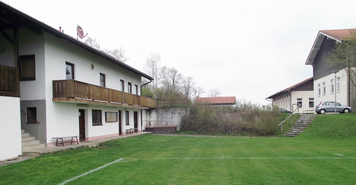 Das Sportheim wurde 1961 gebaut und bedarf einer gründlichen Renovierung. Zudem ist ein Anbau Richtung Schule (rechts) geplant. Was ist machbar? Was können wir uns leisten? – sind die Prämissen für die Planung.