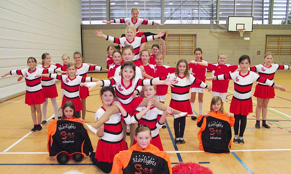 Die „Starlight-Fußballer“ aus Schnaitsee sind zusammen mit ihren Cheerleadern auf Triumphzug „Wir sind Weltmeister“ durch die Faschingssäle 2015. Das neue Outfit sponserte S.A.G.E Gerüstbau mit Geschäftsführer Michael Hein.
