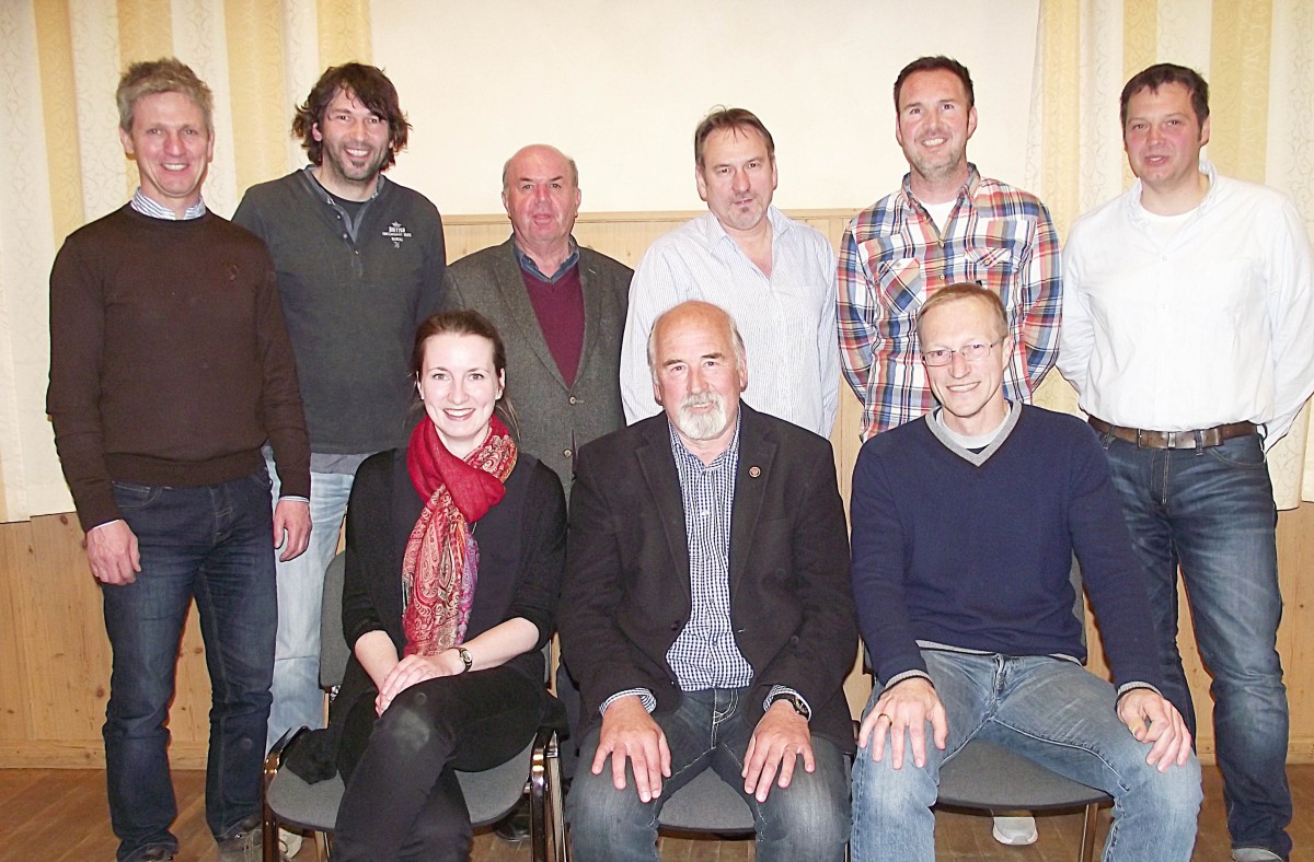 Ergänzt und erweitert wurde das Führungsteam des TSV Schnaitsee: Auf dem Foto hinten von links Bürgermeister Thomas Schmidinger, Beisitzer Manfred Heistracher, Ehrenmitglied und Altbürgermeister Vitus Pichler, Jugendleiter Roland Ederer, der neue zweite Vorsitzende Udo Verbega und Beisitzer Günter Edlmann, sowie vorne von links die Schriftführerin Bettina Oberbauer, Vorsitzender Günter Verbega und Kassier Sebastian Schederecker.