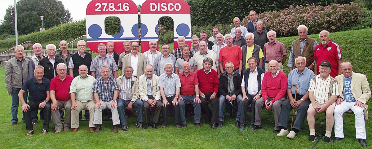 Die früheren Schnaitseer Fußballspieler von 60 Jahren aufwärts stellten sich an der „90er-Jubiläumsskulptur“ zum Erinnerungsbild der „TSV-Legenden“ mit dem Vorsitzenden Günter Verbega (Mitte rechts).