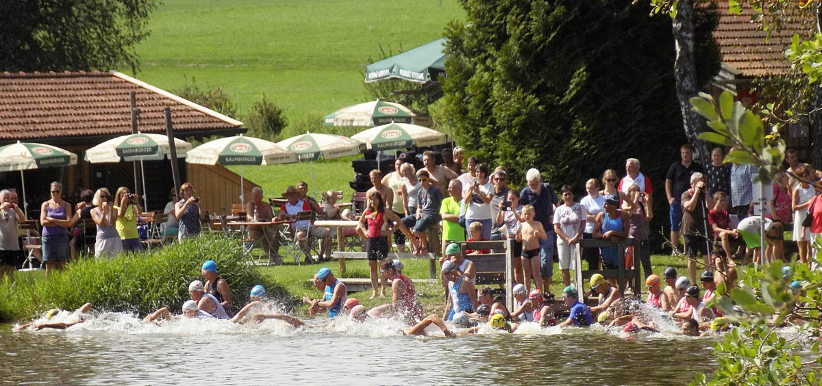 Über 90 Triathleten drängten sich vor großartiger Kulisse ins Wasser des Weitsees. Da konnte es schon mal eng werden.