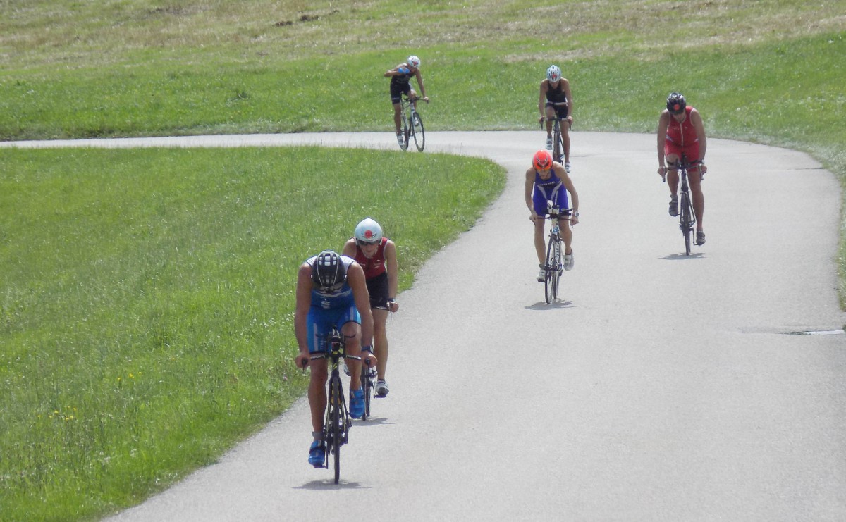 Gleich zu Beginn der Radstrecke verlangt der Seeberg von den führenden Radfahrern einiges ab.