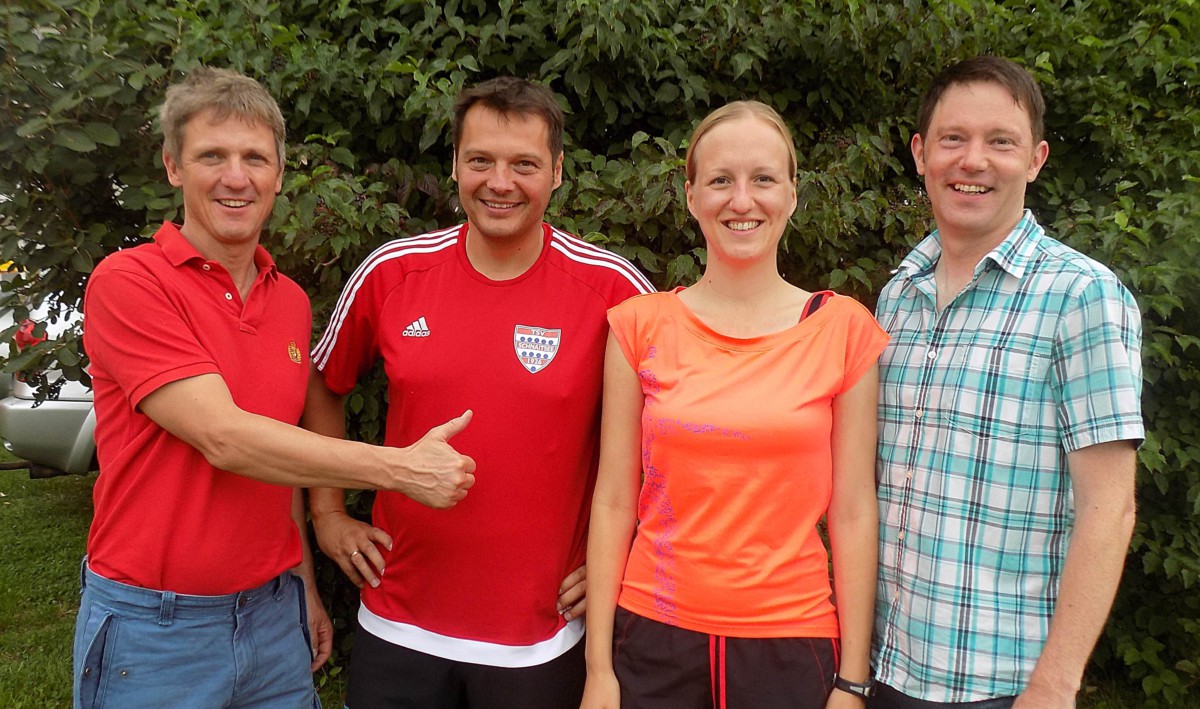 Daumen hoch von Bürgermeister Thomas Schmidinger (von links) für die erfolgreichen Teilnehmer des Gemeinderats Günter Edlmann, Anna Scheitzeneder und Christian Huber