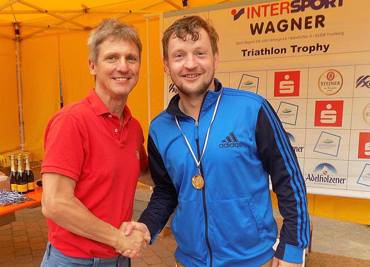 Bürgermeister Thomas Schmidinger (links) gratuliert dem einzigen Schnaitseer Sieger Wolfgang Kinzner