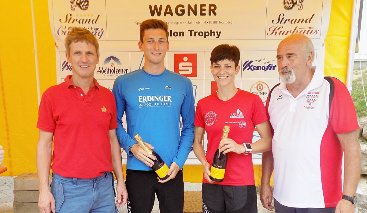 Das Siegerfoto – Bürgermeister Thomas Schmidinger (links) und TSV-Vorsitzenden Günter Verbega (rechts) gratulieren den Siegern des Triathlons 2016 Stefanie Stadler und Florian Angert